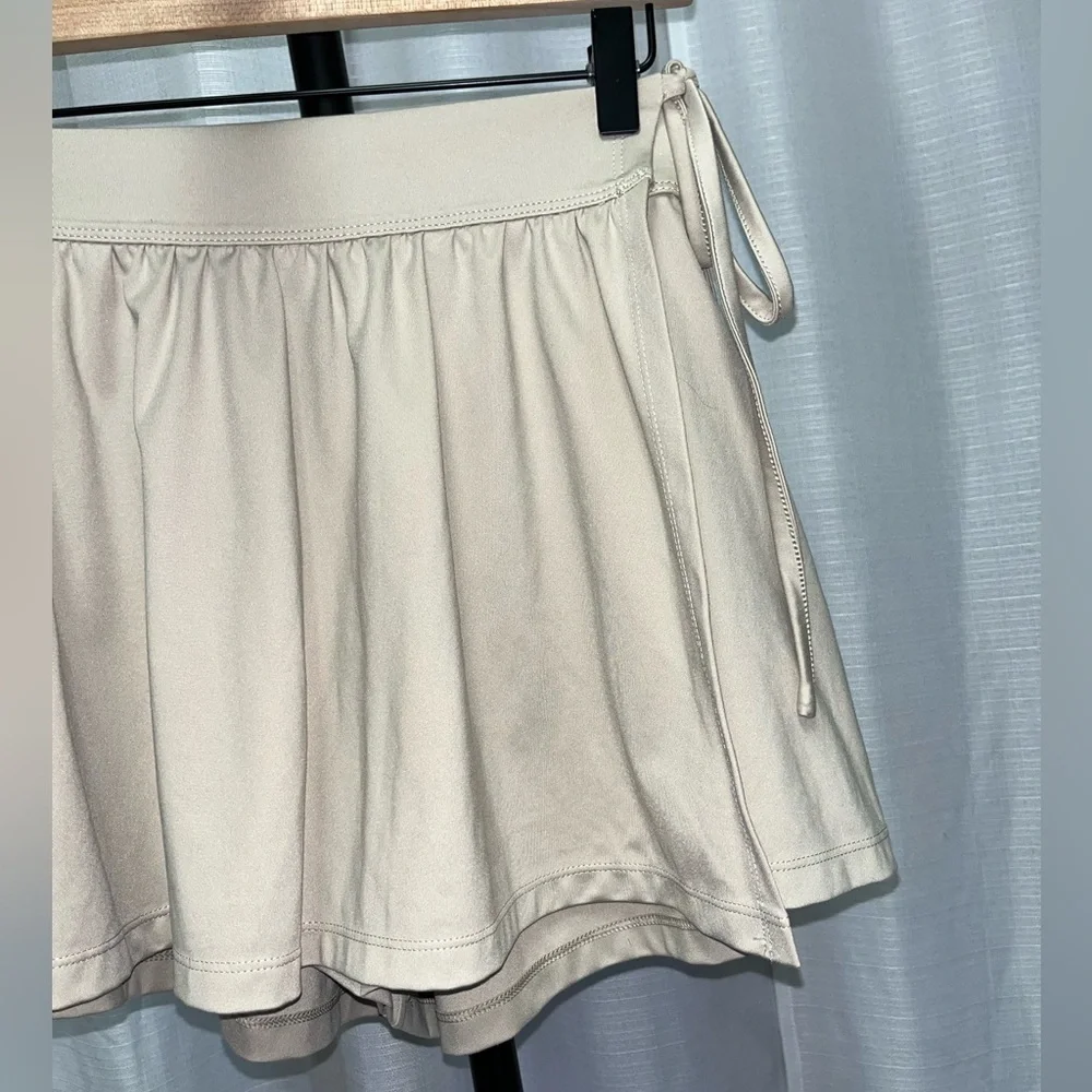 Madewell Flex Wrap Skort in a light beige | size small